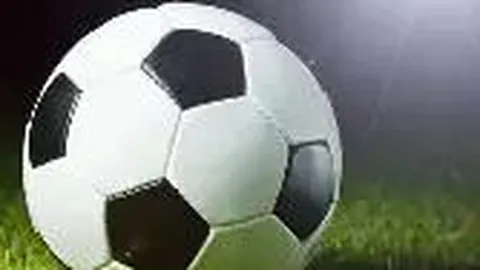 陈羽凡夜幕下挥汗球场 女友寒冬相伴暖意融融